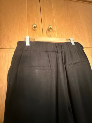 Pantalón de lino negro ancho.