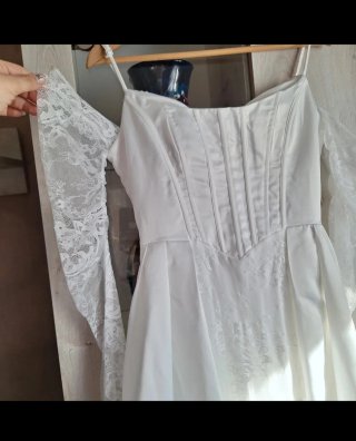 Elegante Abito da Sposa Bianco con Corpetto