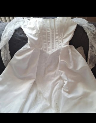 Elegante Abito da Sposa Bianco con Corpetto