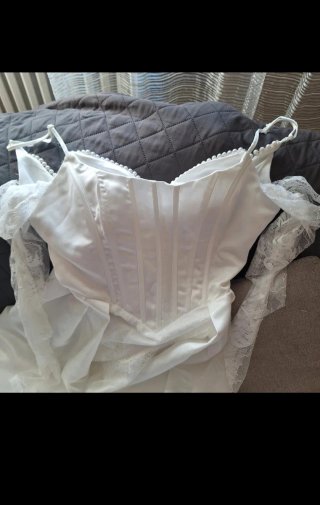 Elegante Abito da Sposa Bianco con Corpetto