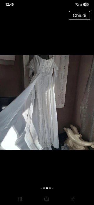 Elegante Abito da Sposa Bianco con Corpetto