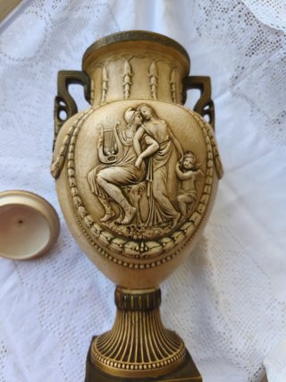 Jarrón antiguo de cerámica con relieve