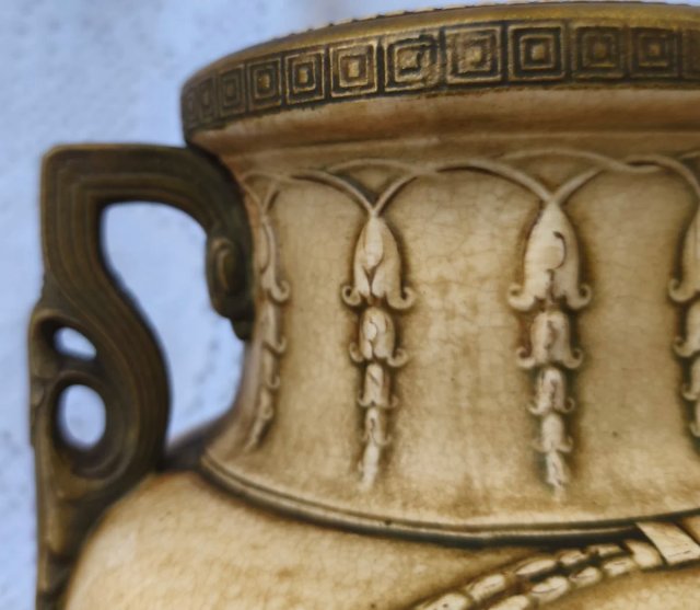 Jarrón antiguo de cerámica con relieve