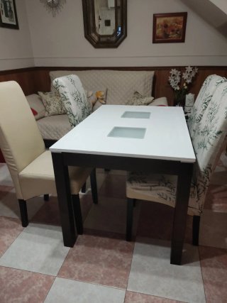 Mesa de comedor y 4 sillas