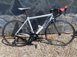 Bicicleta carretera B'Twin Triban blanca aluminio