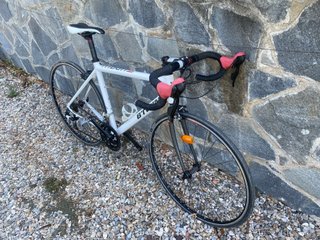 Bicicleta carretera B'Twin Triban blanca aluminio
