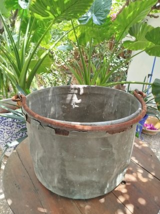 Cacerola de cobre antigua para maceta