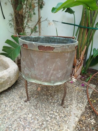 Cacerola de cobre antigua para maceta