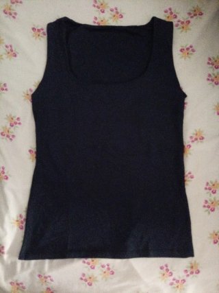 Camiseta negra sin mangas