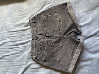Vaqueros cortos grises