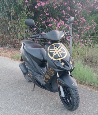 Yamaha Jog RR Negra y Dorada