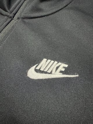 Nike Track Jacket Negra con Detalles Turquesa Rosa