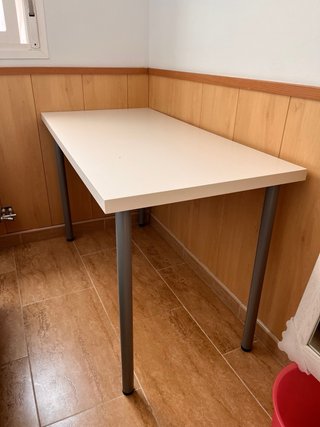 Mesa escritorio blanca y patas metálicas