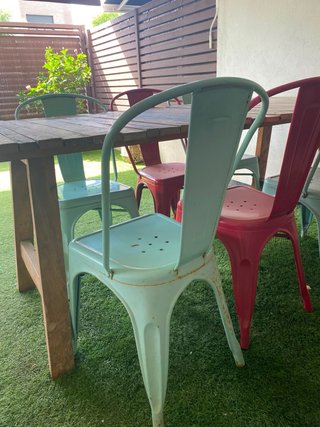Mesa exterior madera con 6 sillas metálicas