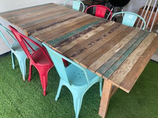 Mesa exterior madera con 6 sillas metálicas
