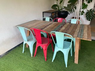 Mesa exterior madera con 6 sillas metálicas