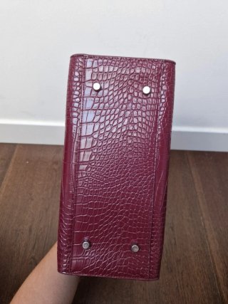 Bolso de piel con textura de cocodrilo