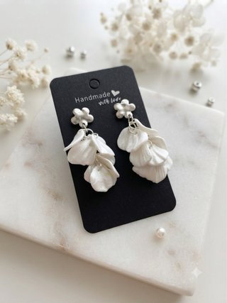 Pendientes de arcilla blancos y plateados