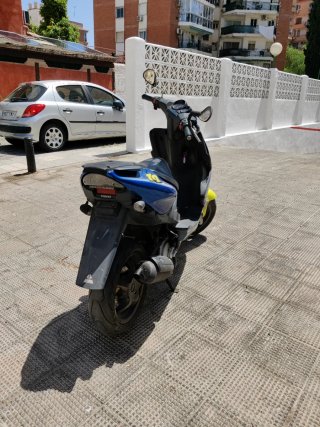 Yamaha Aerox 50 Scooter Azul y Amarillo