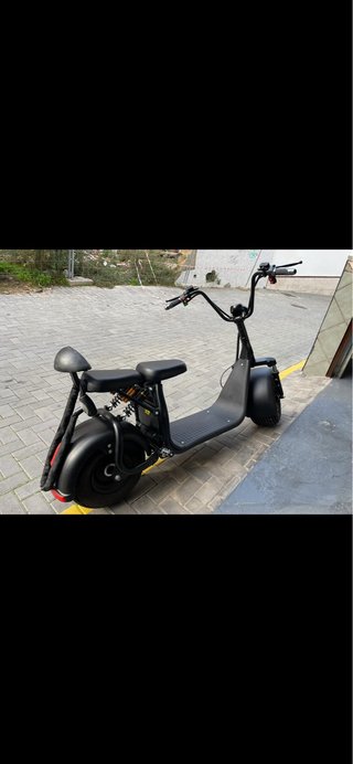 Moto eléctrica tipo scooter negra