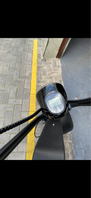 Moto eléctrica tipo scooter negra