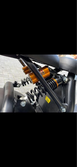 Moto eléctrica tipo scooter negra