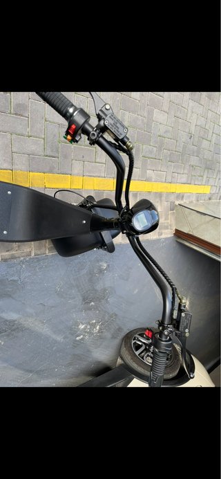 Moto eléctrica tipo scooter negra