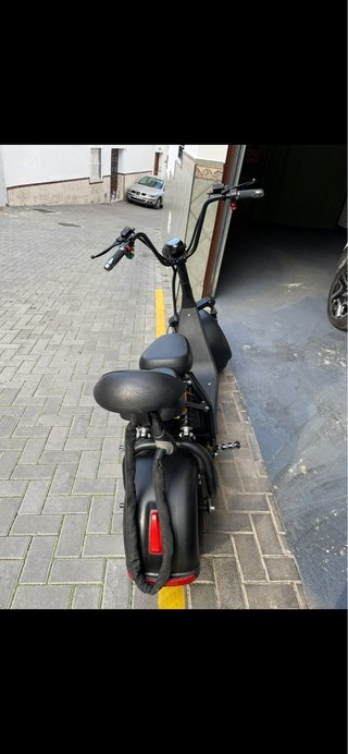 Moto eléctrica tipo scooter negra
