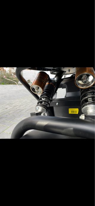 Moto eléctrica tipo scooter negra