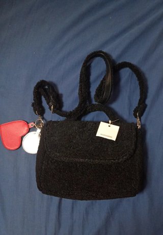 Bolso negro peluche con llaveros