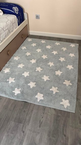 Alfombra infantil azul y blanca