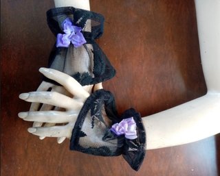 Bracciali pizzo nero fiorellini viola