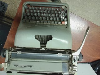 Máquina de escribir Hispano Olivetti