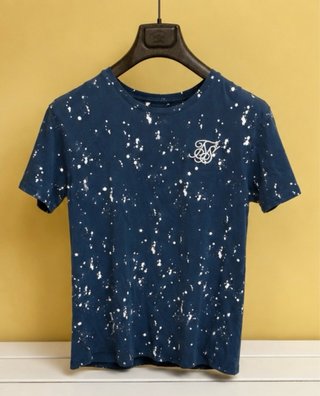 Camiseta SikSilk azul con salpicaduras blancas