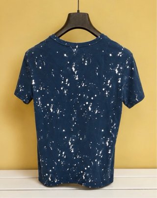 Camiseta SikSilk azul con salpicaduras blancas