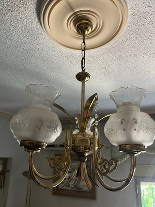 Lámpara araña dorada con cristales