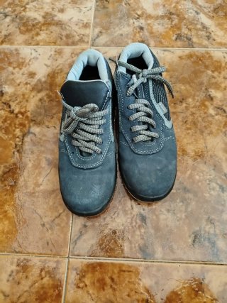Zapatos de puntilla grises