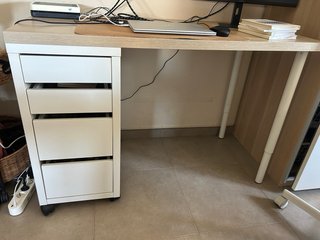 Escritorio con cajonera y silla