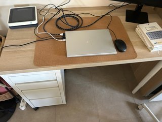 Escritorio con cajonera y silla