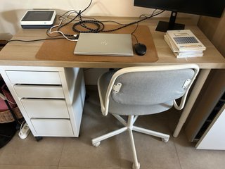 Escritorio con cajonera y silla