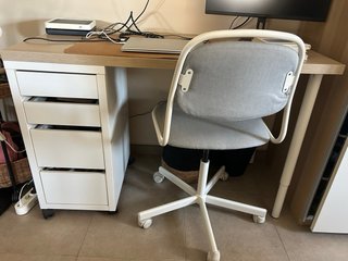 Escritorio con cajonera y silla