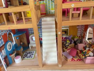 Casa de muñecas con accesorios y muñecos