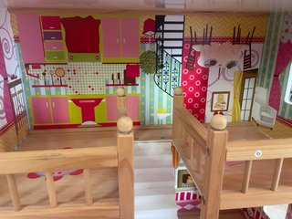 Casa de muñecas con accesorios y muñecos