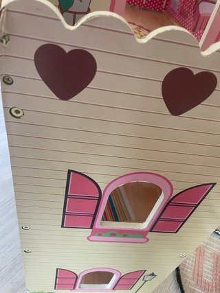 Casa de muñecas con accesorios y muñecos