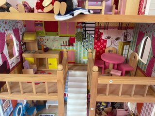 Casa de muñecas con accesorios y muñecos