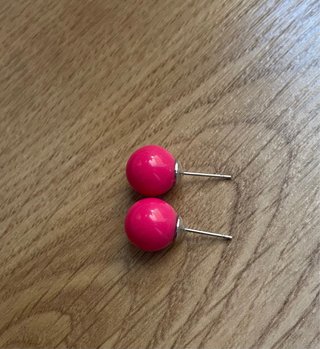 Pendientes bola fucsia
