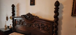 Antigua cama de madera estilo barroco