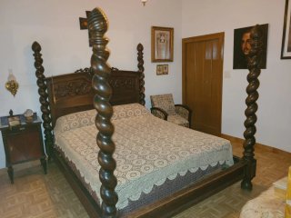 Antigua cama de madera estilo barroco
