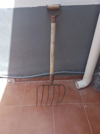 Horca de jardín antigua