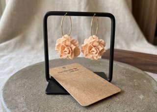 Pendientes de arcilla con flor rosa y aro dorado